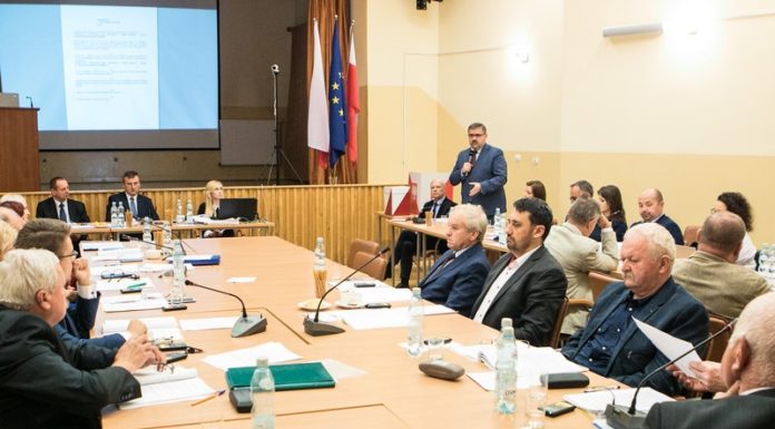 Gmina Bochnia. Lizusowski wierszyk z „Misia” cytowany na sesji rady gminy