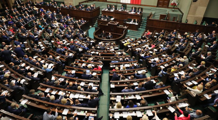 Sondaże. W naszym okręgu PiS traci na rzecz ruchu Szymona Hołowni