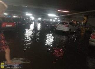 Ulewa przeszła nad Bochnią. Zalana ul. Partyzantów i parking galerii Rondo – ZDJĘCIA, WIDEO