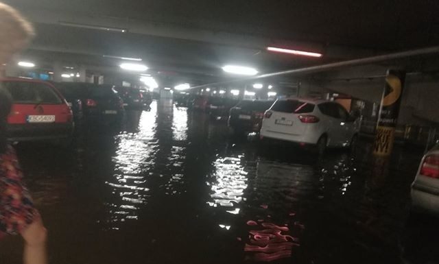 Ulewa przeszła nad Bochnią. Zalana ul. Partyzantów i parking galerii Rondo – ZDJĘCIA, WIDEO