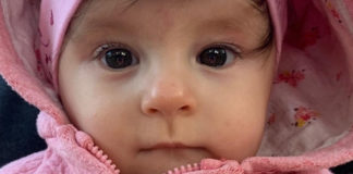 Czy mała Oliwka usłyszy głos rodziców? Zrzutka na aparat słuchowy i rehabilitację