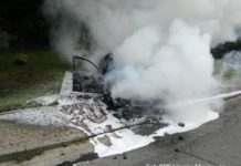 Pożar audi na drodze w Lipnicy