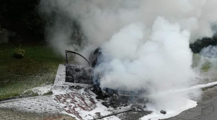 Pożar audi na drodze w Lipnicy