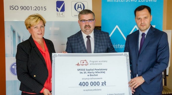 Nowoczesne karetki dla szpitali w Bochni i Brzesku. Podpisano umowy