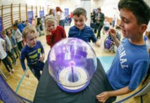 Eksperymenty w zasięgu ręki. Naukobus przyjedzie do gminy Szczurowa