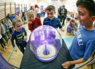 Eksperymenty w zasięgu ręki. Naukobus przyjedzie do gminy Szczurowa