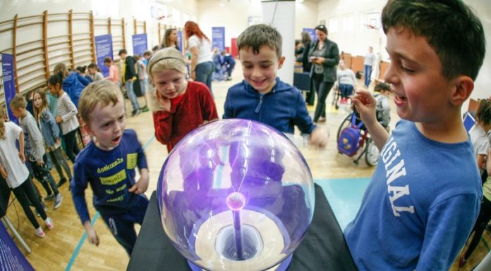 Eksperymenty w zasięgu ręki. Naukobus przyjedzie do gminy Szczurowa