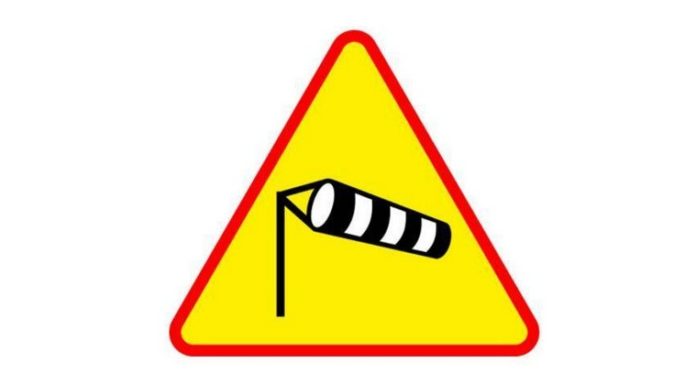 IMGW: Gwałtowny niż nad Polską. Silne porywy wiatru do 100 km/h, w górach do 200 km/h