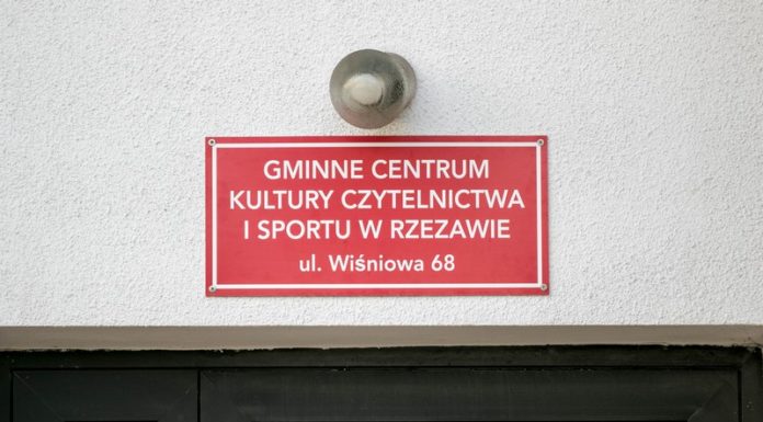 Kontrowersje w Rzezawie. Żona wójta została zastępcą dyrektora w ośrodku kultury