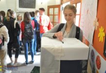 Uczniowie I LO w Bochni już głosowali – ZDJĘCIA