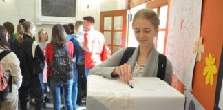 Uczniowie I LO w Bochni już głosowali – ZDJĘCIA