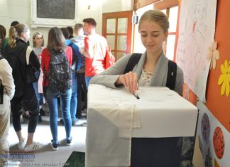 Uczniowie I LO w Bochni już głosowali – ZDJĘCIA