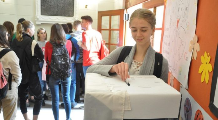 Uczniowie I LO w Bochni już głosowali – ZDJĘCIA
