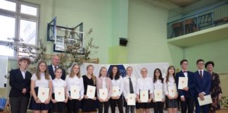 Dzień Edukacji Narodowej. Nagrody i stypendia burmistrza Bochni – ZDJĘCIA