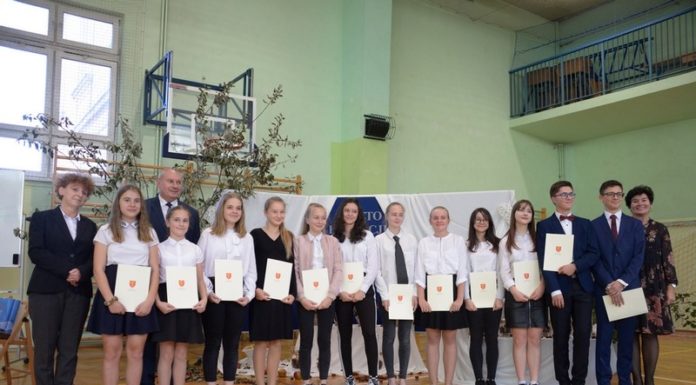 Dzień Edukacji Narodowej. Nagrody i stypendia burmistrza Bochni – ZDJĘCIA