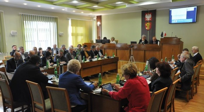 Bochnia. Przegłosowano zmiany w budżecie. Są pieniądze na remont „Orlika”