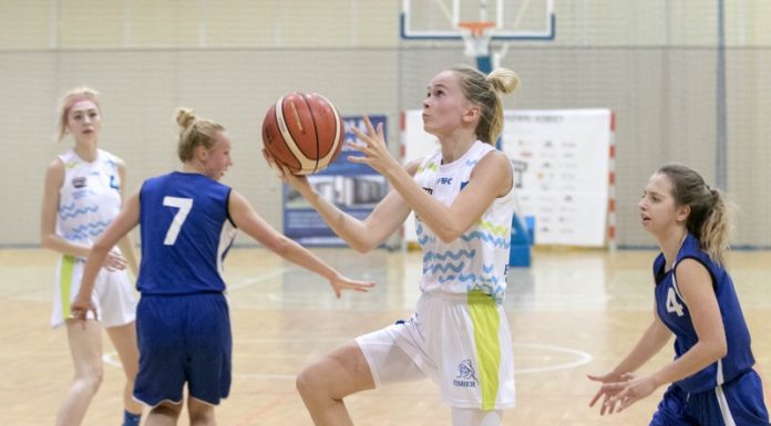 2. liga koszykówki. Znów wysoka wygrana Contimax MOSiR! Pięć „trójek” Oli Klimas – ZDJĘCIA