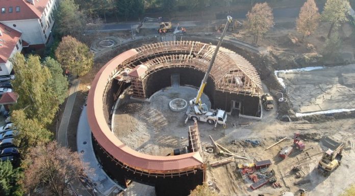 Bochnia. Tężnia prawie gotowa! Trwa budowa boisk i placu zabaw – WIDEO