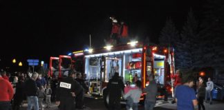 OSP Rzezawa już z nowym samochodem. Witano go szampanem i fajerwerkami – ZDJĘCIA