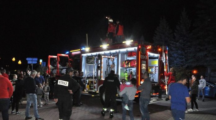 OSP Rzezawa już z nowym samochodem. Witano go szampanem i fajerwerkami – ZDJĘCIA