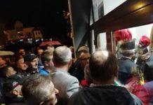 Nie wszyscy dostali się na spotkanie z premierem Morawieckim. Nerwowo przed drzwiami – WIDEO