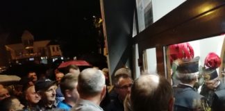 Nie wszyscy dostali się na spotkanie z premierem Morawieckim. Nerwowo przed drzwiami – WIDEO