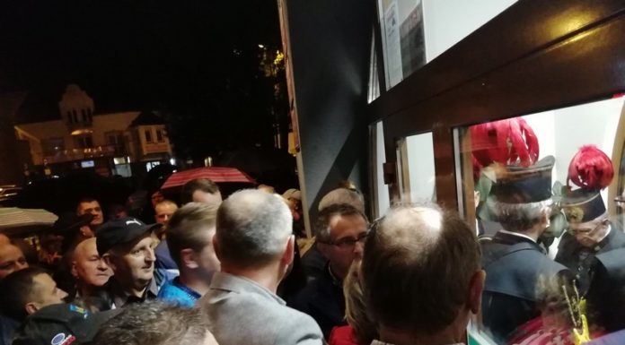 Nie wszyscy dostali się na spotkanie z premierem Morawieckim. Nerwowo przed drzwiami – WIDEO