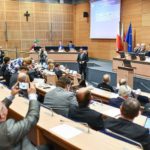 📊 Wyniki wyborów do sejmiku. PiS z samodzielną większością, 2 mandaty dla Bochni – INFOGRAFIKA