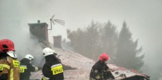 Pożar stolarni w Gawłowie. Ogień gasiło 14 zastępów strażaków – ZDJĘCIA