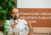 „Jak nakarmić dyktatora?”. Spotkanie z Witoldem Szabłowskim w Bibliotece – ZDJĘCIA