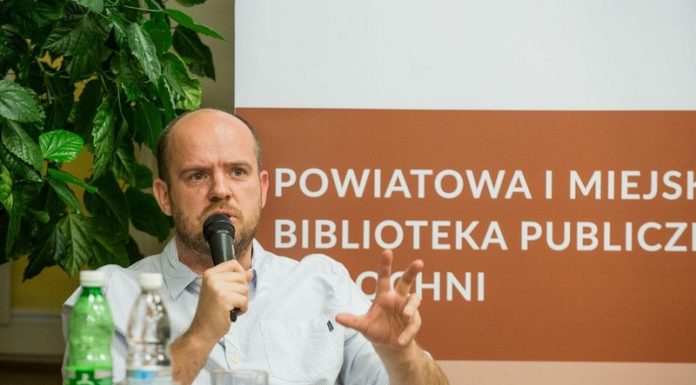 „Jak nakarmić dyktatora?”. Spotkanie z Witoldem Szabłowskim w Bibliotece – ZDJĘCIA