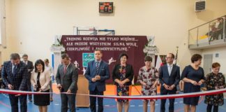 Jodłówka. Otwarto nowoczesną salę sportową i boisko – ZDJĘCIA