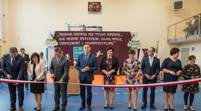 Jodłówka. Otwarto nowoczesną salę sportową i boisko – ZDJĘCIA