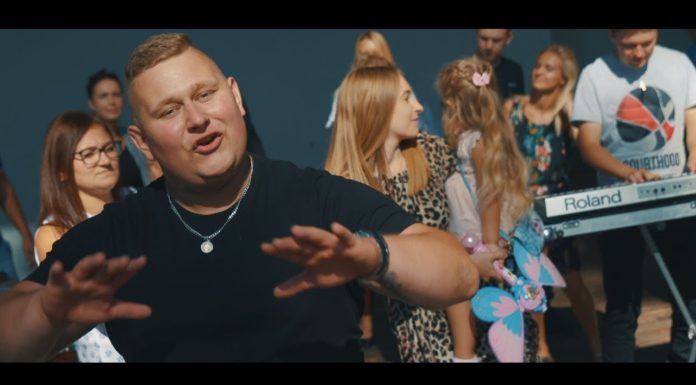 „Baw się z nami”. Zespół Traffic z Sobolowa nagrał klip w Parku Uzbornia – WIDEO