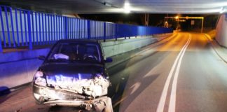 Bochnia. Pijany 23-latek uciekał przed policją i rozbił samochód