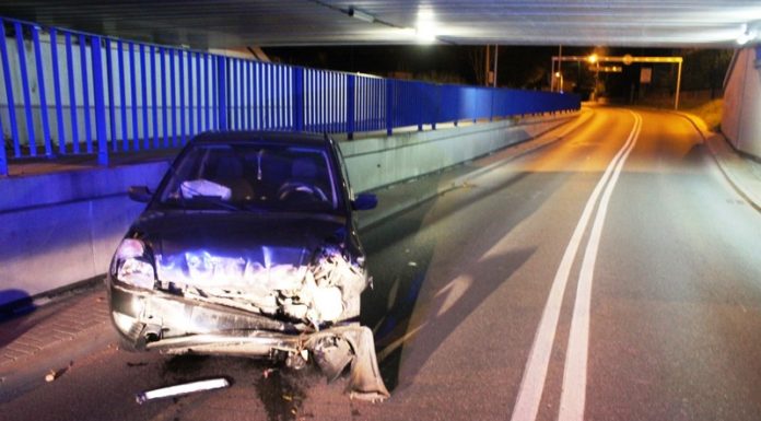 Bochnia. Pijany 23-latek uciekał przed policją i rozbił samochód