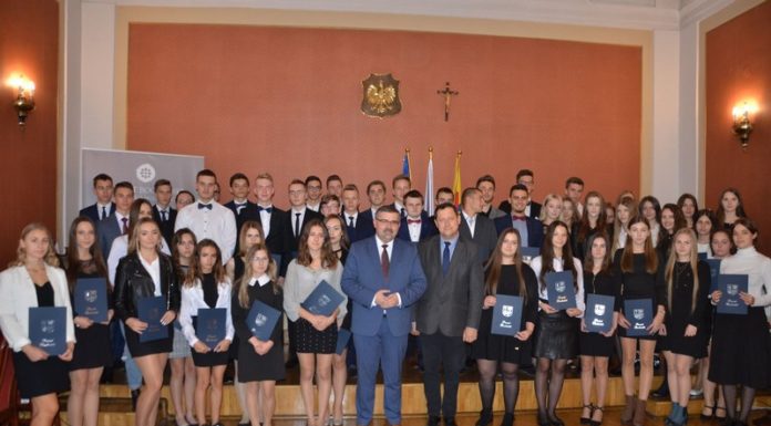 Uczniowie powiatowych szkół otrzymali stypendia – ZDJĘCIA
