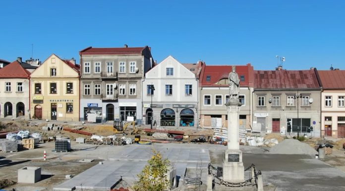 Bochnia. Układają już nową nawierzchnię Rynku – WIDEO z drona