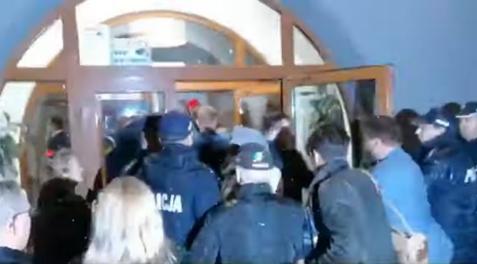 Bochnia. Lokalny PiS tłumaczy się z organizacji spotkania z premierem. Dlaczego nie odbyło się w Oratorium?