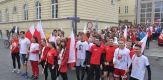 I LO w Bochni. Hymn i bieg z okazji Święta Niepodległości – ZDJĘCIA i WIDEO