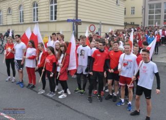I LO w Bochni. Hymn i bieg z okazji Święta Niepodległości – ZDJĘCIA i WIDEO