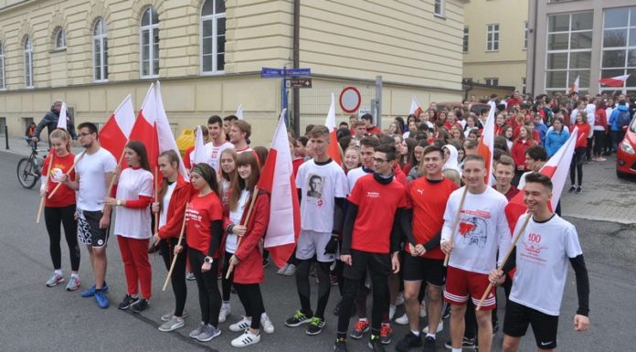 I LO w Bochni. Hymn i bieg z okazji Święta Niepodległości – ZDJĘCIA i WIDEO