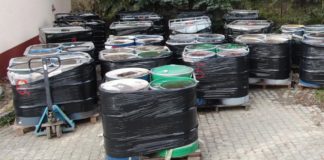 Królówka. Podejrzane beczki na opuszczonej posesji. Sprawę bada prokuratura – WIDEO