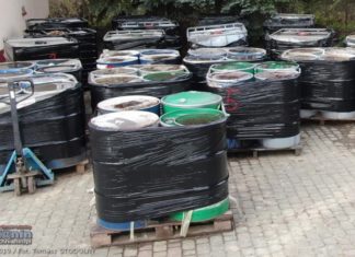 Królówka. Podejrzane beczki na opuszczonej posesji. Sprawę bada prokuratura – WIDEO