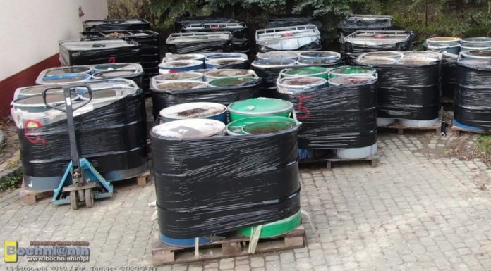 Królówka. Podejrzane beczki na opuszczonej posesji. Sprawę bada prokuratura – WIDEO