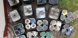 Królówka. Co jest w beczkach? Prokurator o ładunku: „Nie powinno tam tego być”