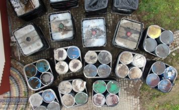 Królówka. Co jest w beczkach? Prokurator o ładunku: „Nie powinno tam tego być”