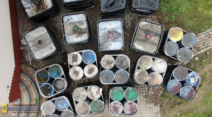 Królówka. Co jest w beczkach? Prokurator o ładunku: „Nie powinno tam tego być”