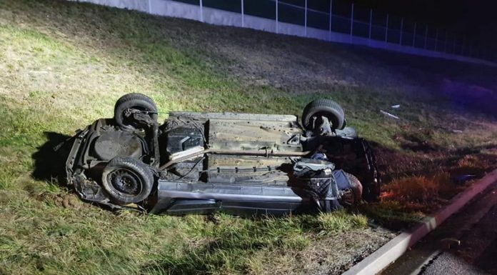 Brzesko. Dachowanie na autostradzie A4. Dwie osoby ranne, kierowca miał 1,5 promila