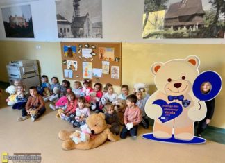 Bochnia. Dzień Pluszowego Misia w „Dwójce”. Uczniowie zebrali 5 tys. zł dla chorego kolegi